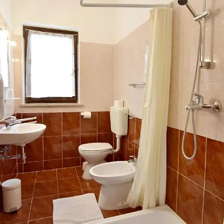 Gemuetliche In Valica Mit Grossem Garten Apartman Mazurija
